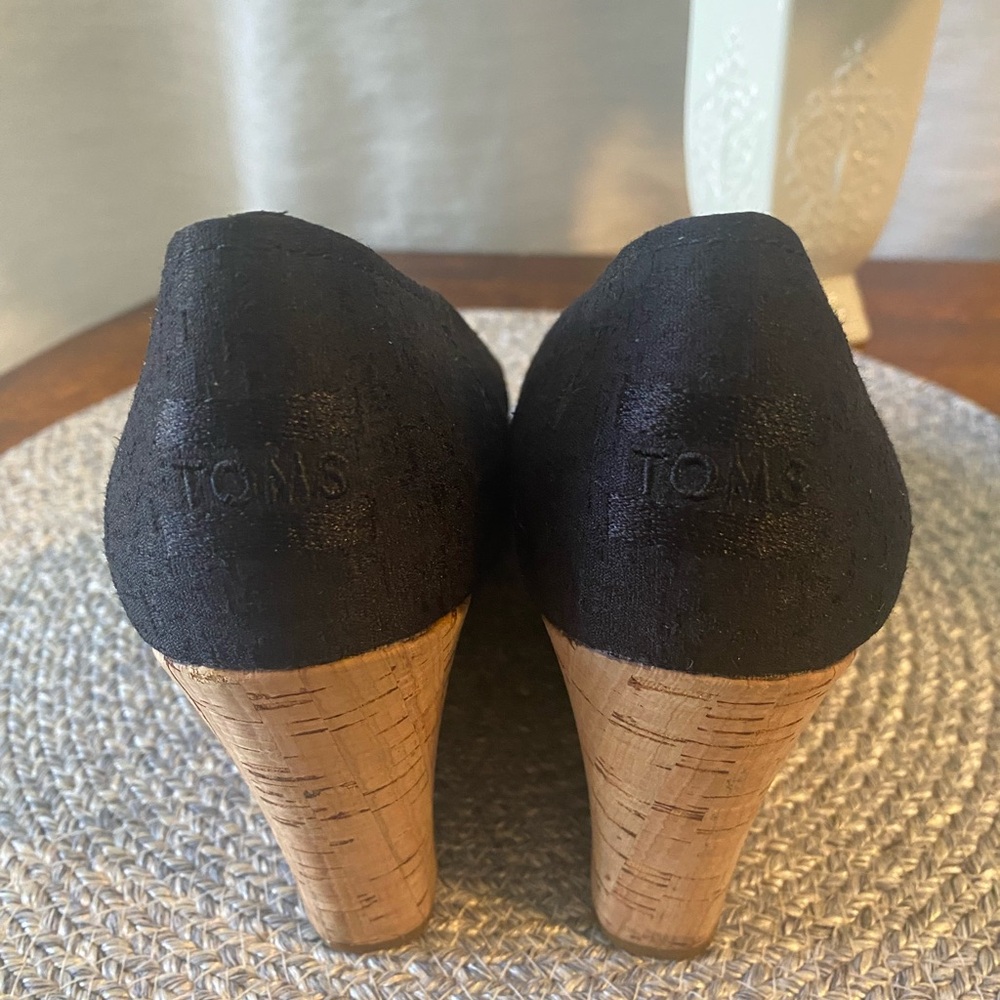 SHOES- TOMS Black sandal with 3 1/2 inch cork heel - Picture 4 of 4